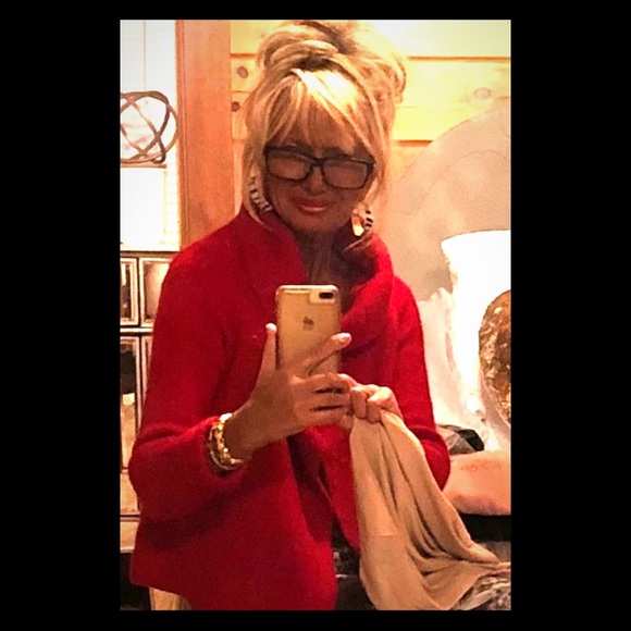 Meet your Posher, Monica - Picture 1 of 7